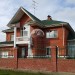 Проект узкого трёхэтажного дома из кирпича в стиле барокко с цокольным этажом и двухместным гаражом, с площадью до 300 кв м