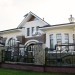 Проект квадратного двухэтажного дома из кирпича в стиле барокко с цокольным этажом и одноместным гаражом, с площадью до 450 кв м