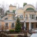 Проект узкого двухэтажного дома из кирпича в стиле барокко с эркерами и бассейном, с площадью до 600 кв м