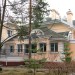 Проект узкого двухэтажного дома из кирпича в стиле барокко с эркерами и бассейном, с площадью до 600 кв м