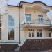 Проект узкого трёхэтажного дома из кирпича в стиле барокко с цокольным этажом и одноместным гаражом, с площадью до 500 кв м