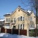 Проект двухэтажного жилого дома в европейском стиле с одноместным гаражом